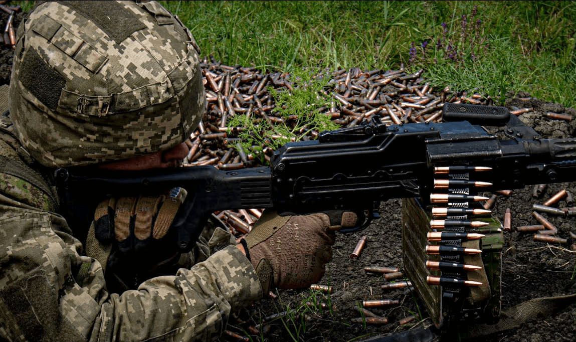 Солдат стріляє з автомата. Фото 25 окрема механізована Січеславська бригада