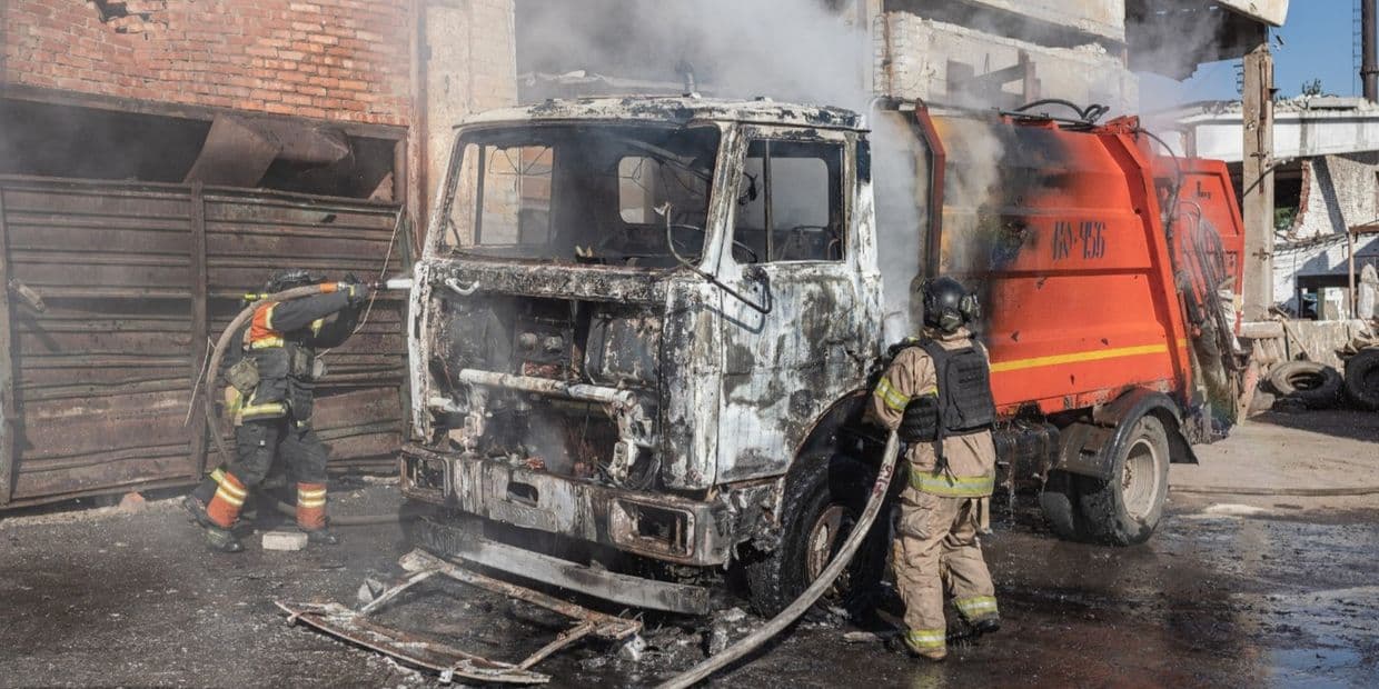 Вогнеборці ліквідують пожежу сміттєвоза. Фото: ДСНС Донеччини