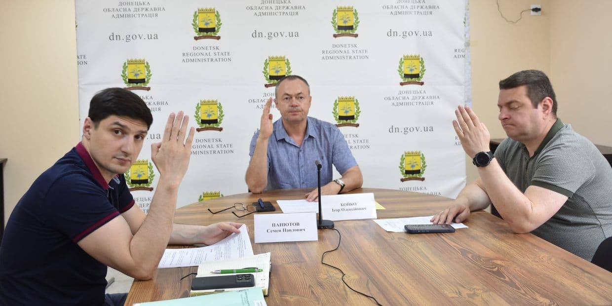 <em>Голосування під час засідання комісії з визначення підприємств, установ і організацій, що є критично важливими для функціонування економіки та забезпечення життєдіяльності населення в особливий період. Фото: Facebook/Донецька ОДА</em>