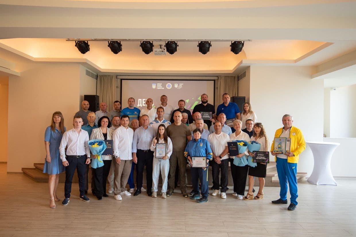 Голова ОДА і тренери та спортсмени Донеччини. Фото: Facebook/Вадим... Голова ОДА і тренери та спортсмени Донеччини. Фото: Facebook/Вадим Філашкін