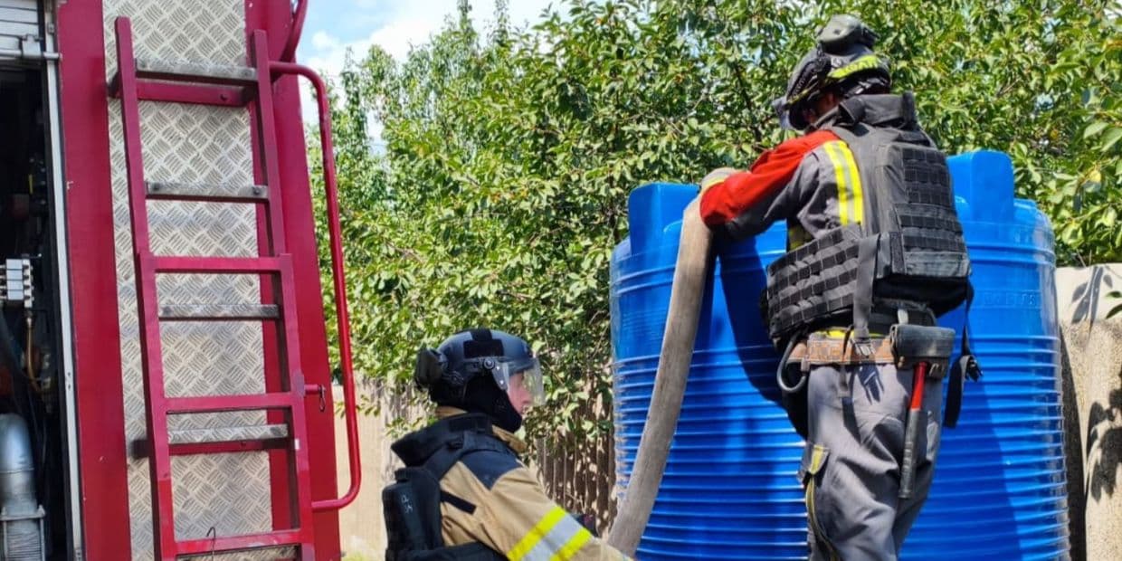 Наповнення ємності технічною водою. Фото: ДСНС Донеччини