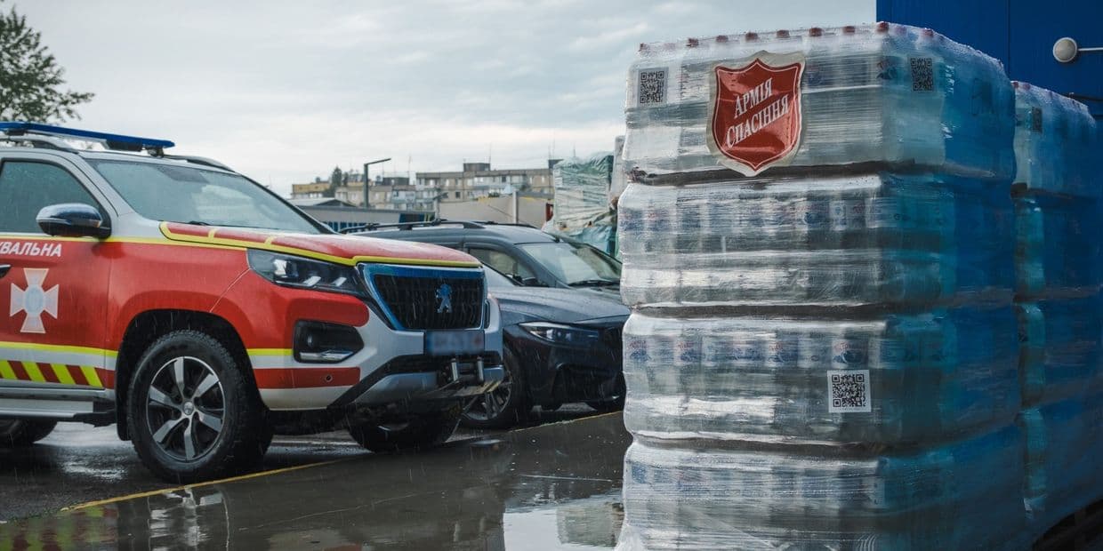 Вода для рятувальників від Армії Спасіння. Фото: ДСНС Донеччини