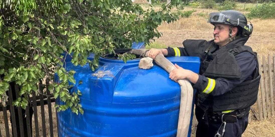 Наповнення ємності водою. Фото: ДСНС Донеччини