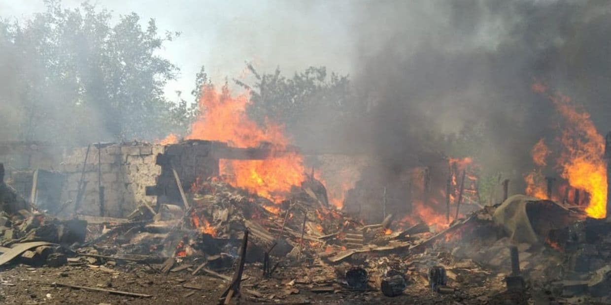 Наслідки російських обстрілів. Фото: ДСНС Донеччини 