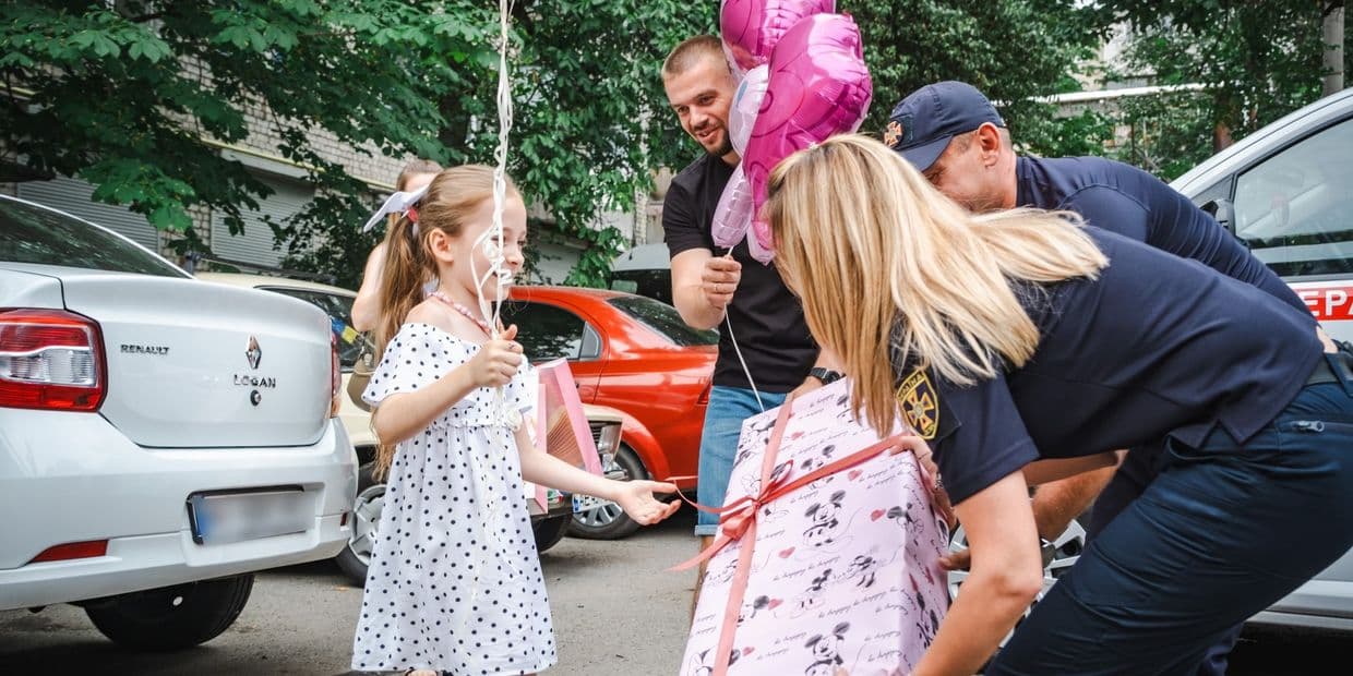 Рятувальники привітали з днем народження доньку загиблого колеги. Фото: ДСНС Донеччини