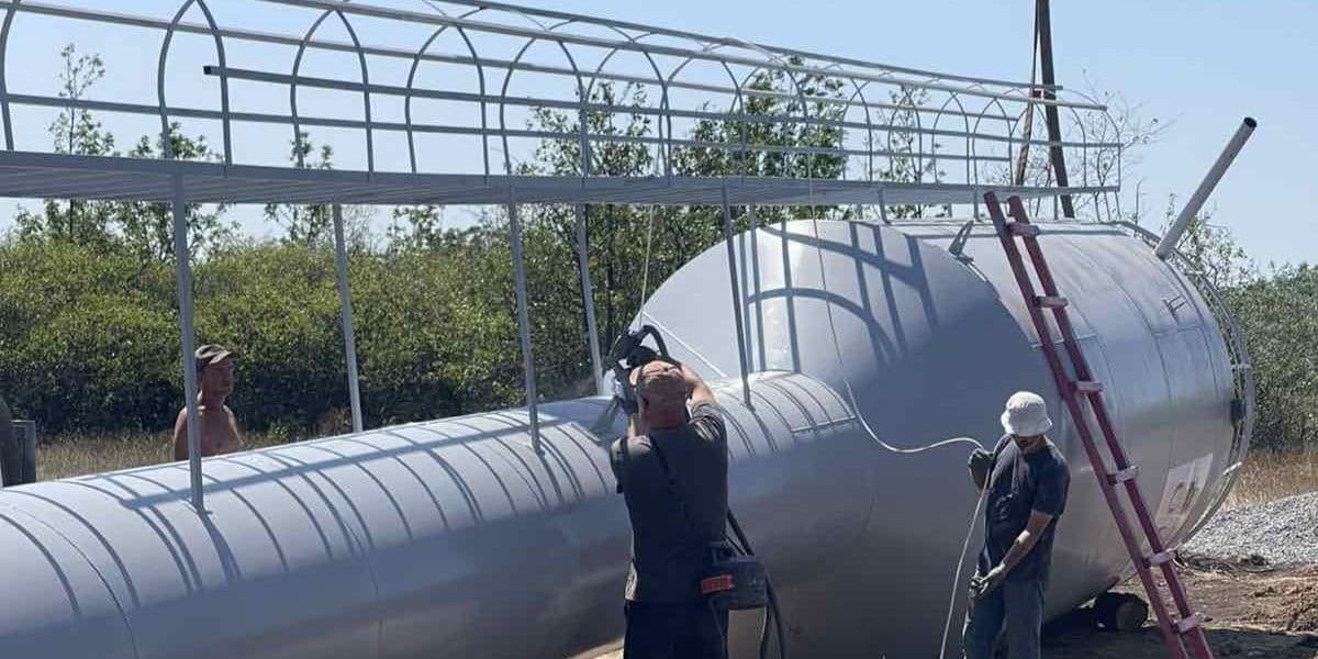 У селищі Билбасівка на Донеччині триває заміна водонапірної башти Фото: Facebook/Вадим Лях