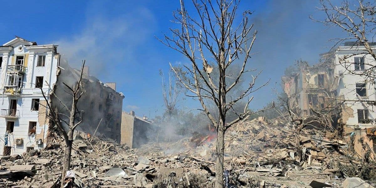 <em>Наслідки російського удару по 5-поверхівці у середмісті Краматорська 31 липня. Фото: Поліція Донеччини</em>