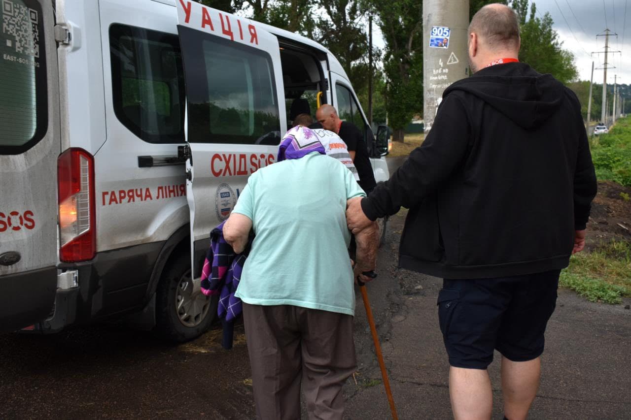 У "Схід СОС" розповіли про евакуацію людей з Донеччини під обстрілами і "Чергу на життя"