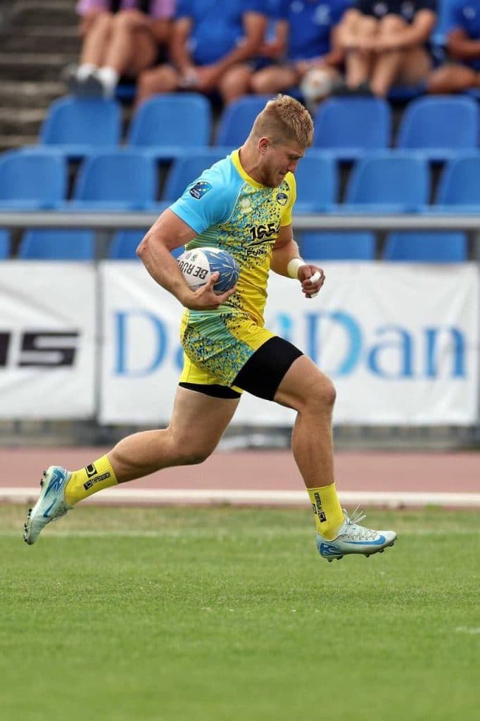 Віталій Пучков з м'ячем