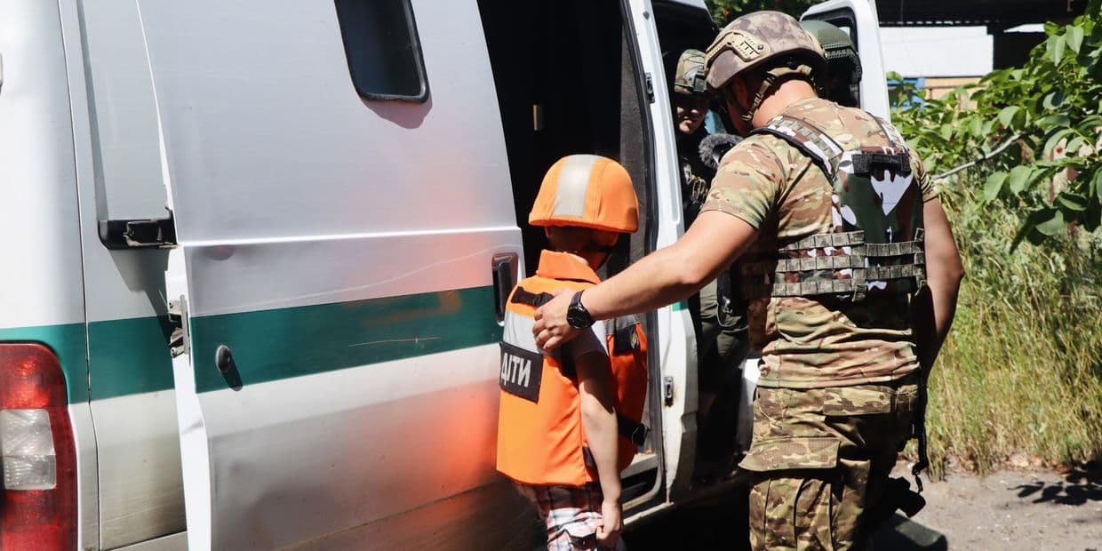 Евакуація дітей. Фото: Поліція Донеччини