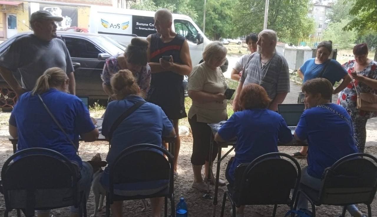 Видача благодійної допомоги. Фото: Краматорська міська рада