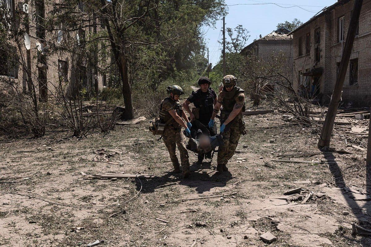 Допомога постраждалим від російських авіаударів по Костянтинівці 29 липня. Фото: Diego Herrera/Anadolu Agency