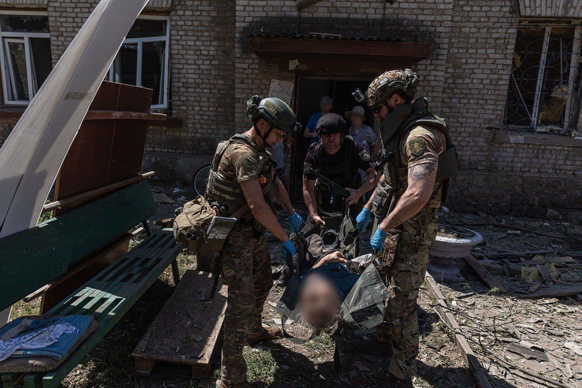 <em>Допомога постраждалим від російських авіаударів по Костянтинівці 29 липня. Фото: Diego Herrera/Anadolu Agency</em>