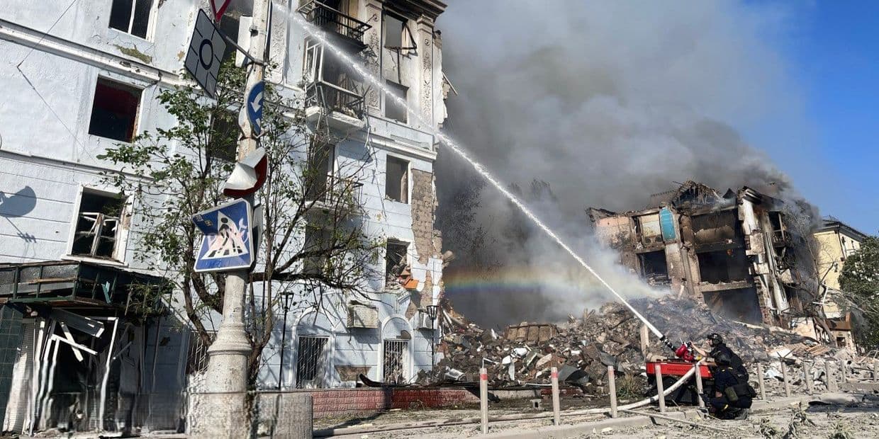 <em>Гасіння пожежі на місці російського удару по Краматорську 31 липня. Фото: ДСНС Донеччини</em>