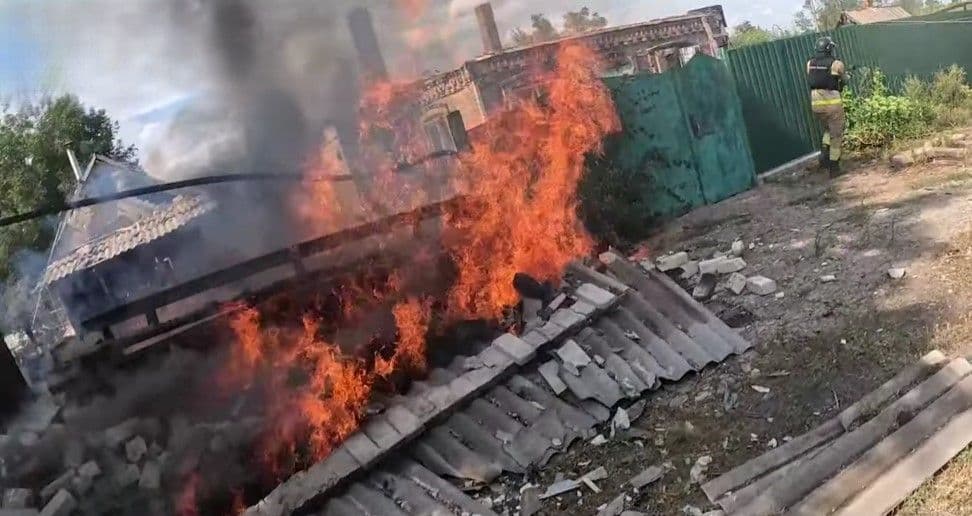 <em>Наслідки російського удару по Костянтинівці. Фото: ДСНС Донеччини</em>