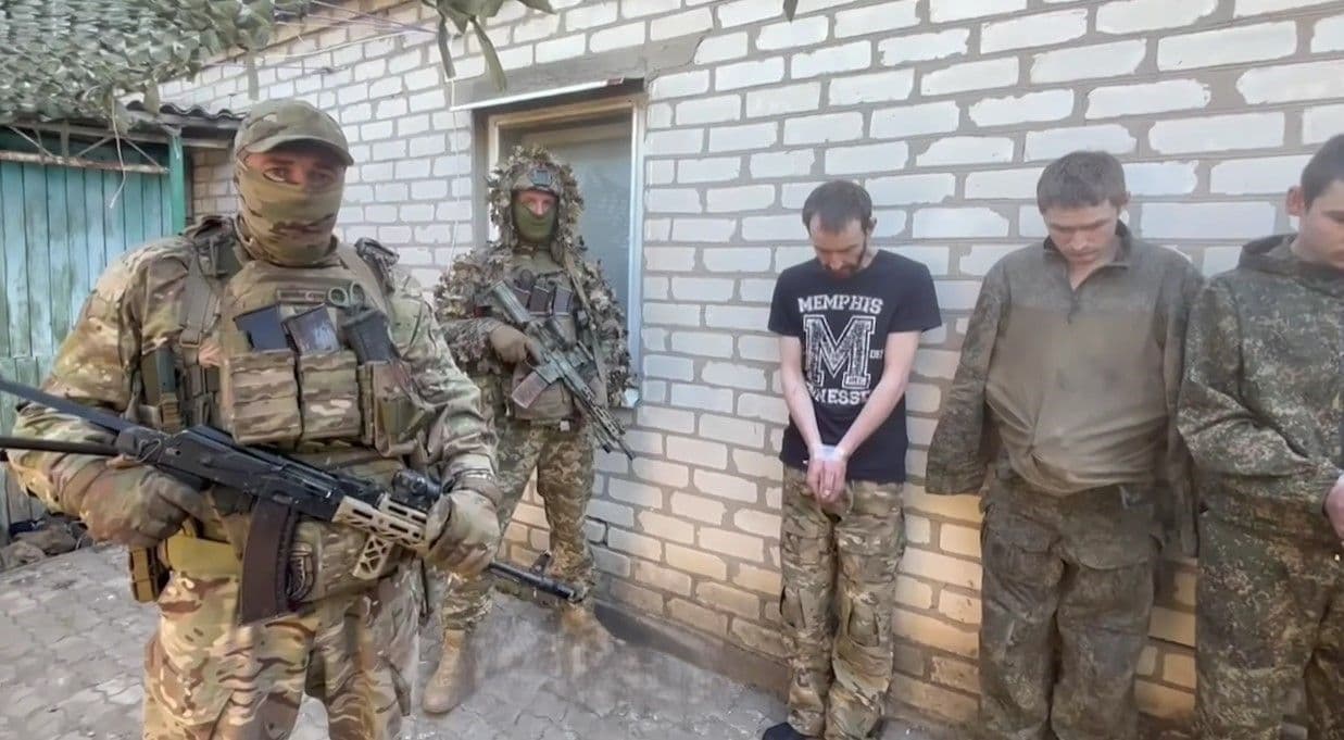 <em>"Холодноярці" та полонені окупанти. Скриншот з відео 93-ї окремої механізованої бригади "Холодний Яр"</em>