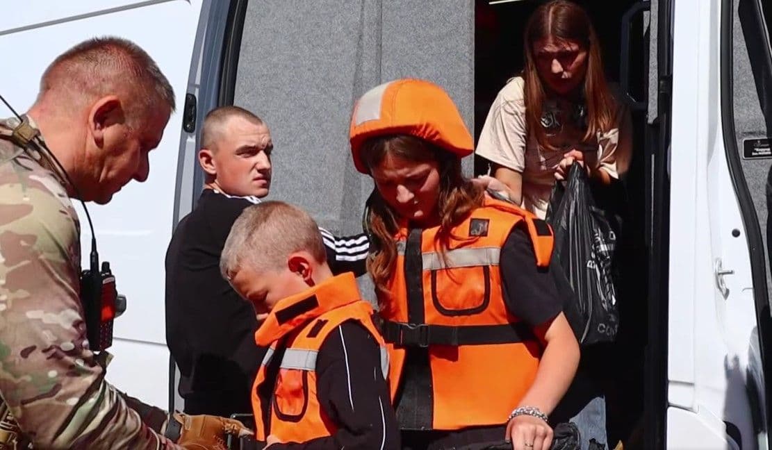 <em>Евакуація з Андріївки. Скриншот з відео поліції Донеччини</em>