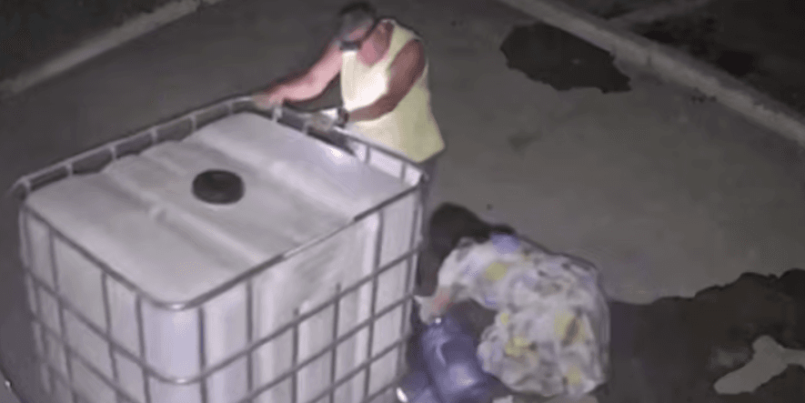 <em>На донецькій автомийці люди зливають воду з бочки. Фото з відкритих джерел</em>