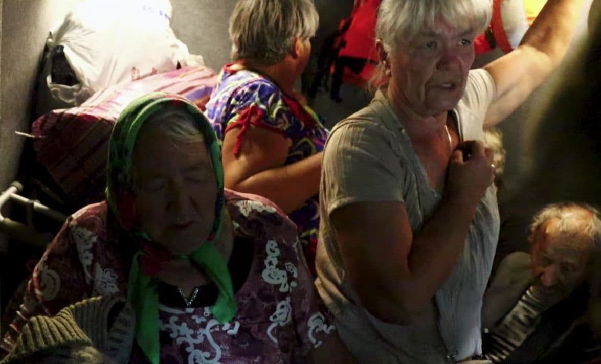 <em>Эвакуация из Белицкого. Скриншот с видео полиции Донетчины</em>