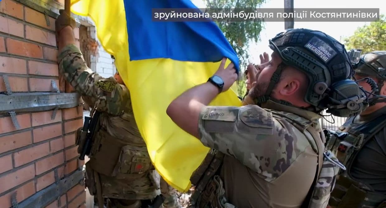 <em>Встановлення українського прапора на зруйнованій будівлі поліції Костянтинівки, 2025 рік. Скриншот з відео з фейсбук-сторінки Руслана Осипенка</em>