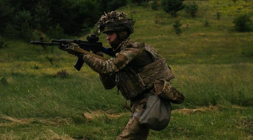 <em>Український захисник. Фото: 95-та окрема десантно-штурмова Поліська бригада ДШВ ЗСУ</em>