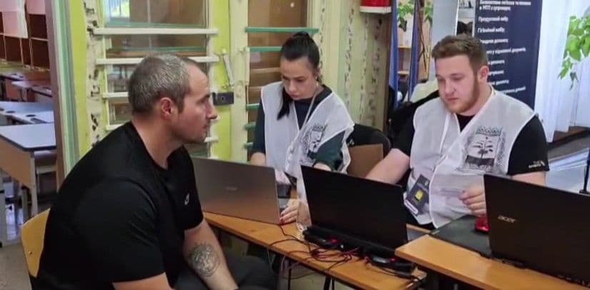 <em>Транзитный пункт для переселенцев с Донетчины на Харьковщине. Скриншот с видео Донецкой ОГА</em>