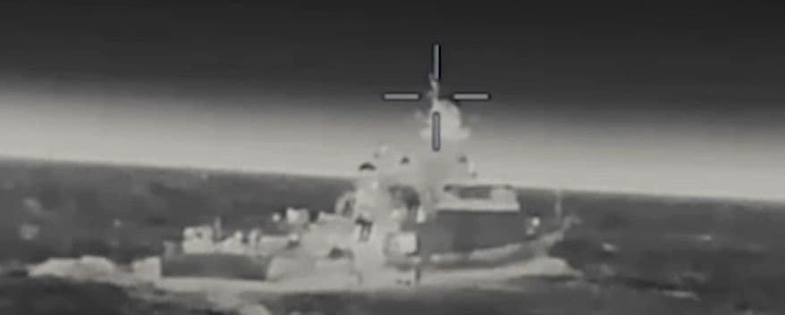 <em>Російський ракетний корабель проєкту 21631 "Буян-М" в Азовському морі, що вразили ГУРівці 28 серпня 2025 року. Скриншот з відео ГУР МОУ</em>