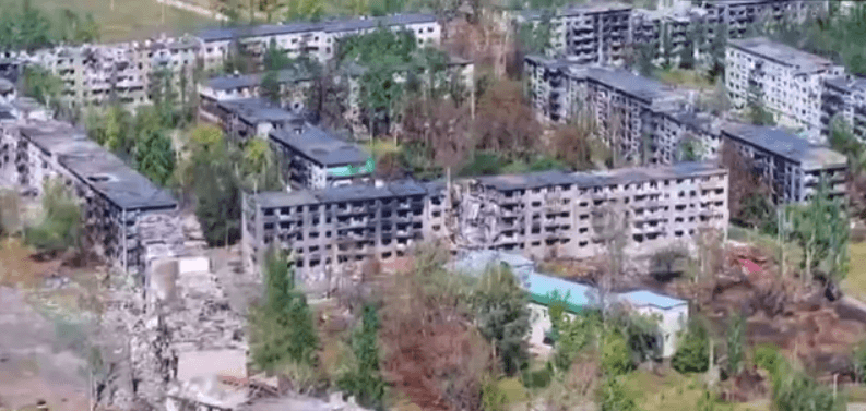 <em>Мікрорайон "Південний" у Покровську, серпень 2025 року. Скриншот з відео з телеграм-каналу "Мій Покровськ"</em>