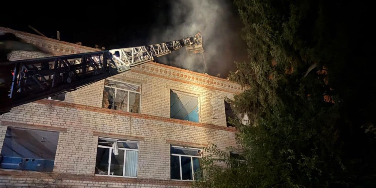 <em>Ліквідація наслідків російських обстрілів. Фото: ДСНС Донеччини</em>