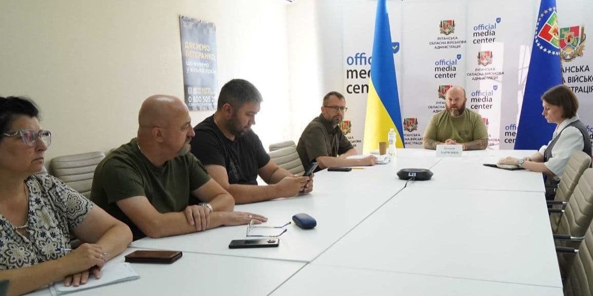 <em>Позачергова нарада керівників обласного, районного та міського рівня Луганщини. Фото: Facebook/Олексій Харченко</em>
