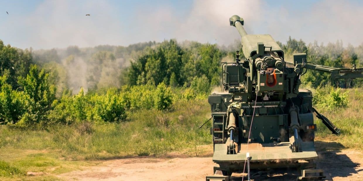 <em>Стріляє самохідна гаубиця "Богдана". Фото начальника відділення комунікацій 48-ї ОАБр майора Богдана Петренка</em>
