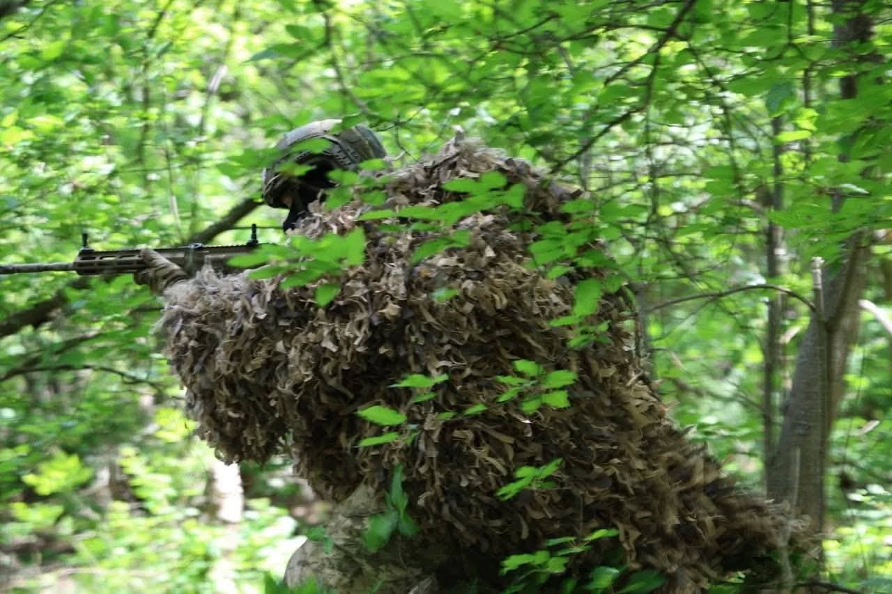 військовий ЗСУ у сітці і зеленці. Фото: Генштаба ЗСУ
