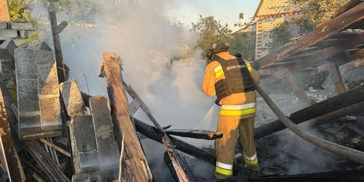 <em>Ліквідація наслідків російських обстрілів 6 серпня. Фото: ДСНС Донеччини</em>