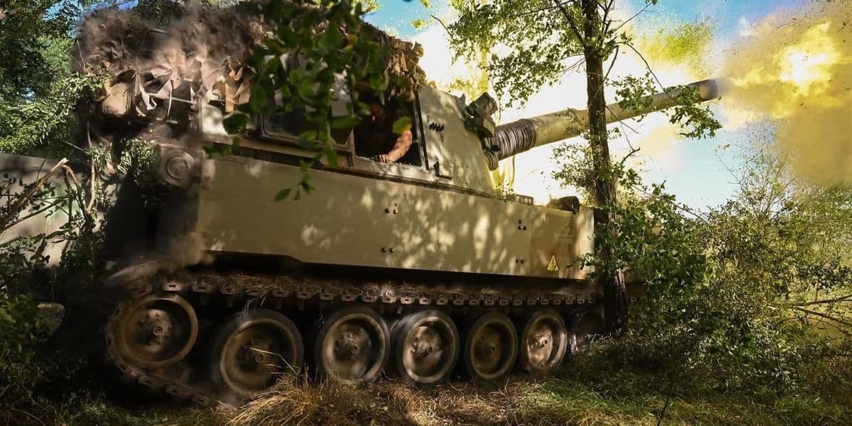 <em>Стріляє САУ. Фото 37-ї окремої бригади морської піхоти</em>