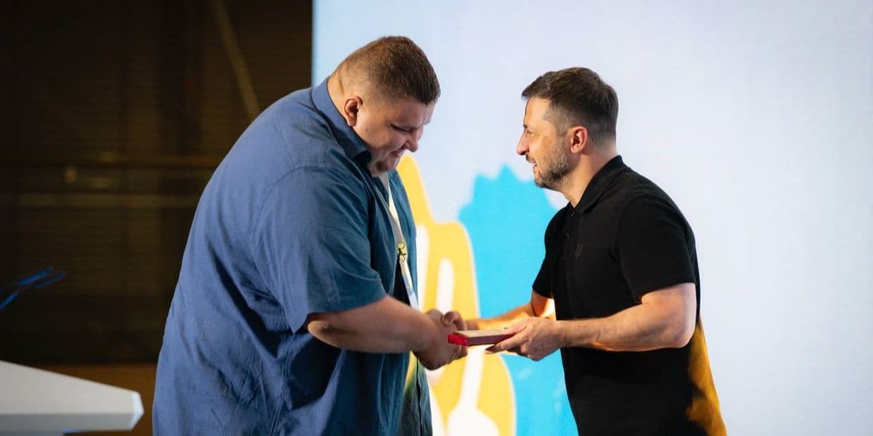 <em>Дмитро Скрицький з Костянтинівки отримав нагороду від Президента України. Фото: Facebook/Донецькоблгаз</em>