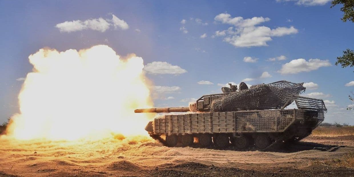 <em>Стріляє український танк. Фото: Комунікаційний підрозділ ОК "Південь"</em>