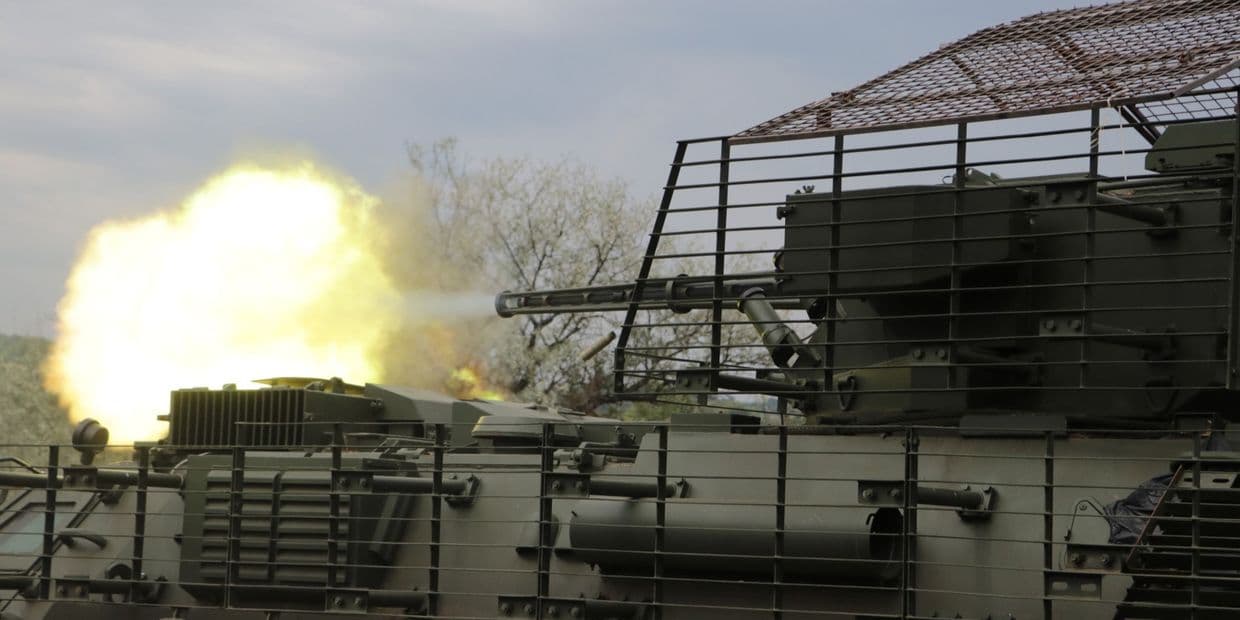 <em>Стріляє БТР. Фото: 58 ОМПБр</em>