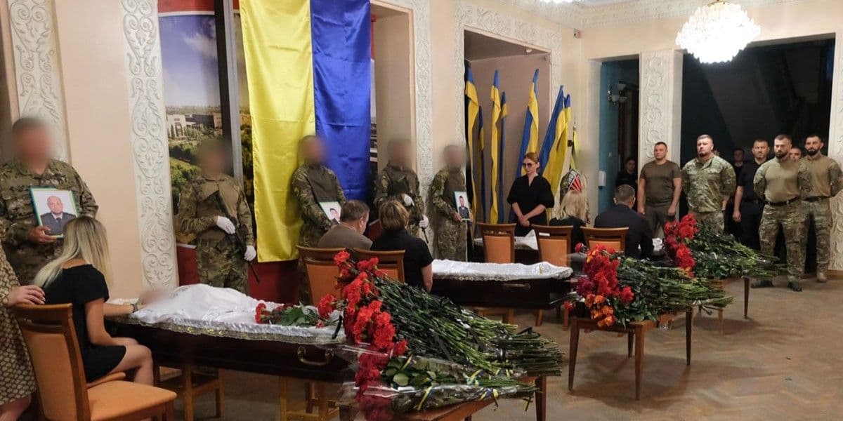 <em>На Донетчине попрощались с тремя погибшими на войне бойцами стрелкового батальона. Фото: Полиция Донетчины</em>