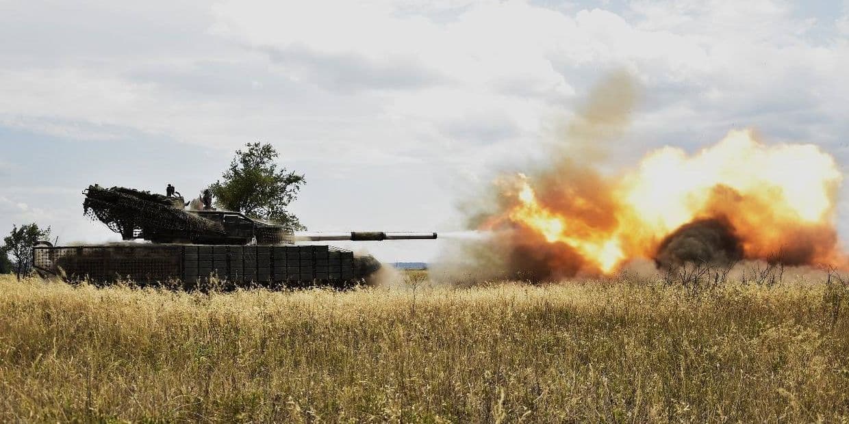 <em>Стріляє український танк. Фото: Генштаб ЗСУ</em>
