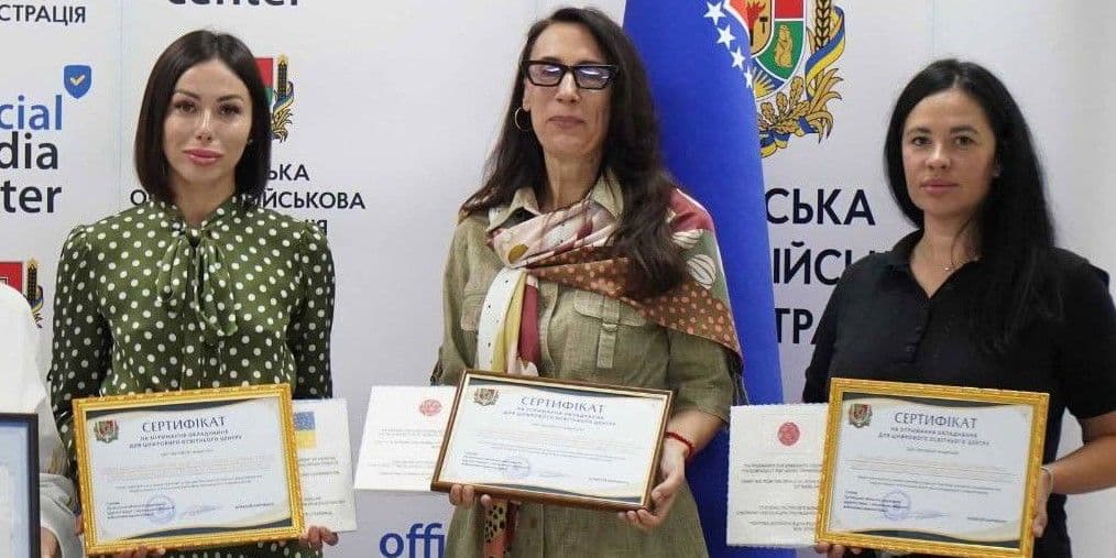 <em>Северскодонецкая, Лисичанская и Рубежанская громады получили сертификаты на современное мультимедийное оборудование для цифровых образовательных центров. Фото: Facebook/Алексей Харченко</em>