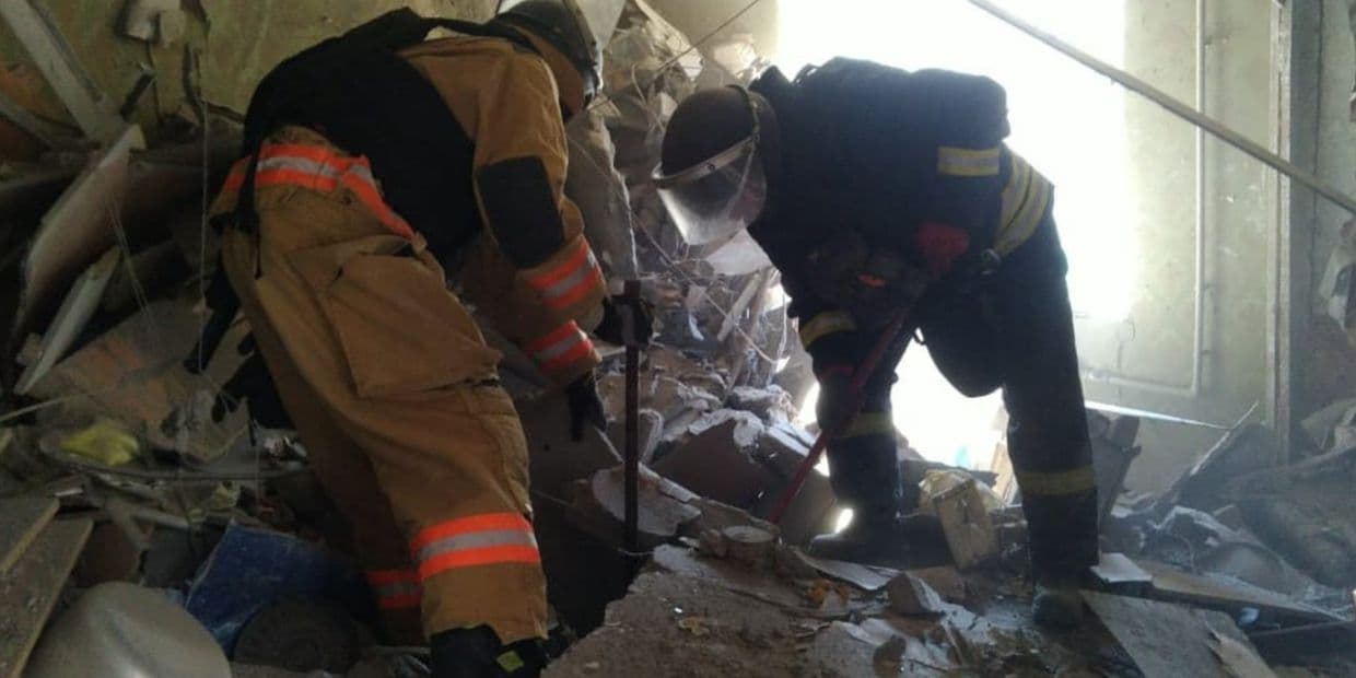 <em>Спасатели достали тело погибшей женщины из-под завалов 5-этажного дома в Доброполье. Фото: ГСЧС ДоДонетчины</em>