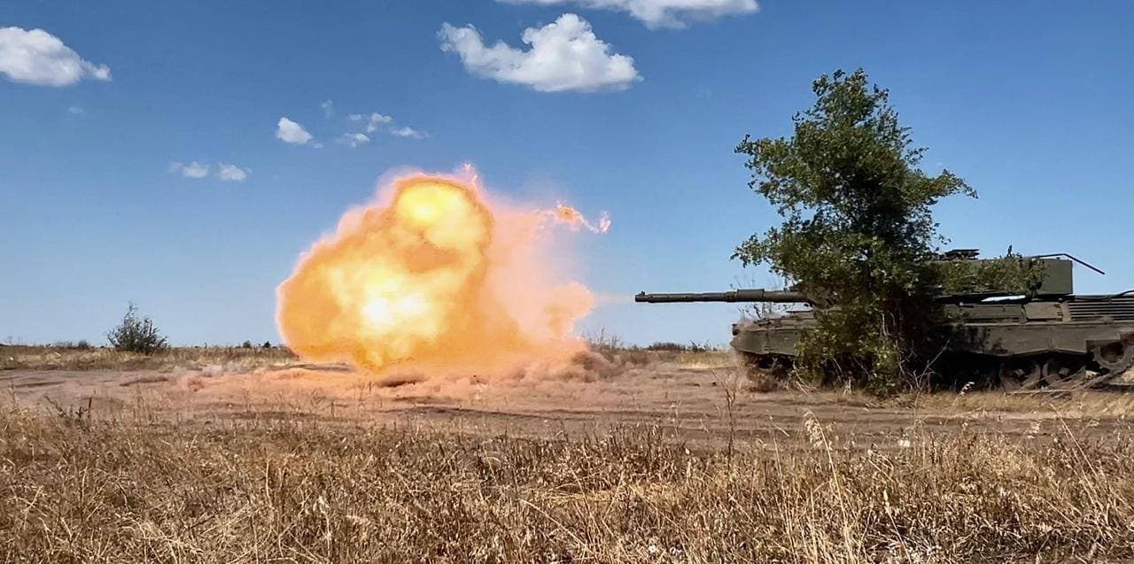 <em>Стріляє український танк Leopard. Фото комунікаційного підрозділу оперативного командування "Південь"</em>