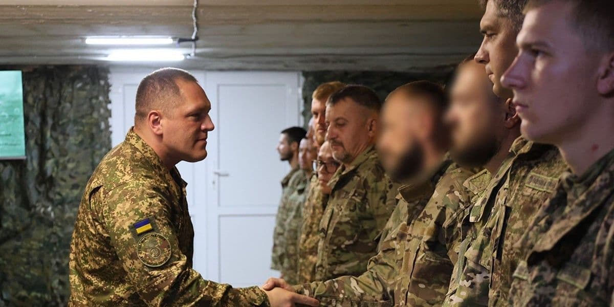 <em>Бійці стрілецького батальйону поліції Донеччини отримали нагороди від командувача НГУ Олександра Півненка.Фото: Національна Поліція України</em>