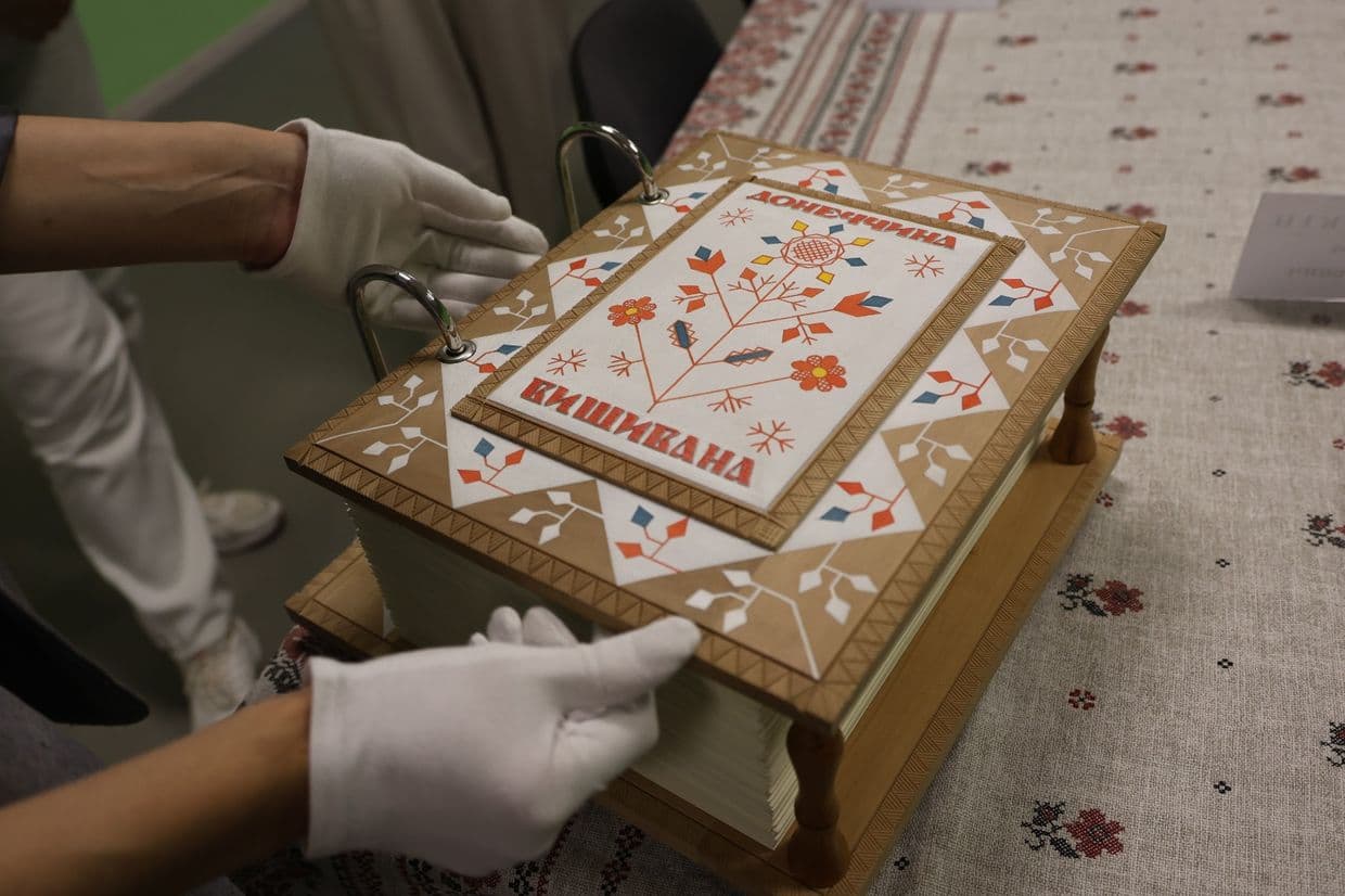<em>Книга "Донеччина вишивана". Фото: Донецька ОДА</em>