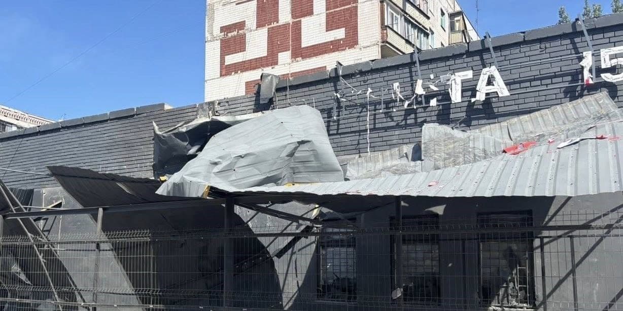 <em>Пошкоджене російським БпЛА V2U відділення "Нової пошти" у Краматорську, 29 серпня 2025 року. Фото: Facebook/Олександр Гончаренко</em>