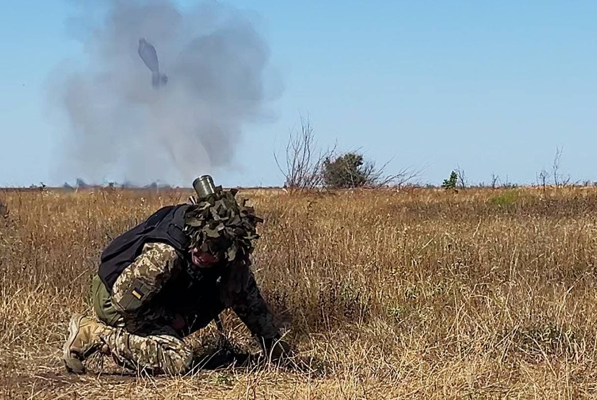 Стреляет минометчик. Фото: Коммуникационное подразделение оперативного командования "Юг"