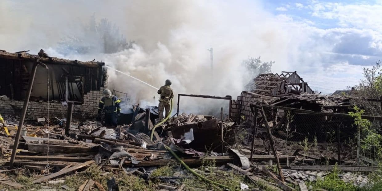 <em>Ліквідація наслідків російського обстрілу Іверського 26 серпня 2025 року. Фото: ДСНС Донеччини</em>