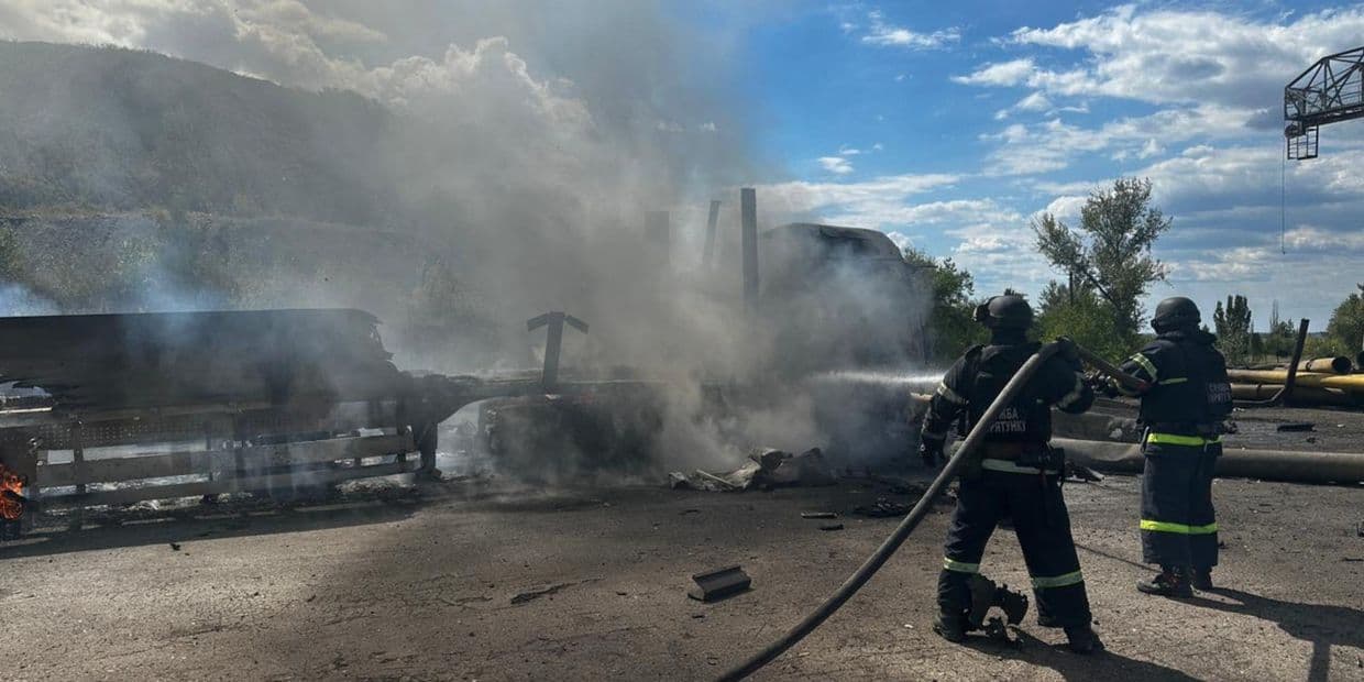 <em>Ліквідація наслідків російських обстрілів 26 серпня. Фото: ДСНС Донеччини</em>