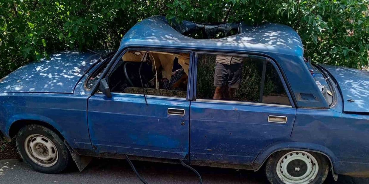 <em>Автомобиль, поврежденный в Константиновке в результате удара российского FPV-дрона 26 августа 2025 года. Фото: Facebook/Сергей Горбунов</em>