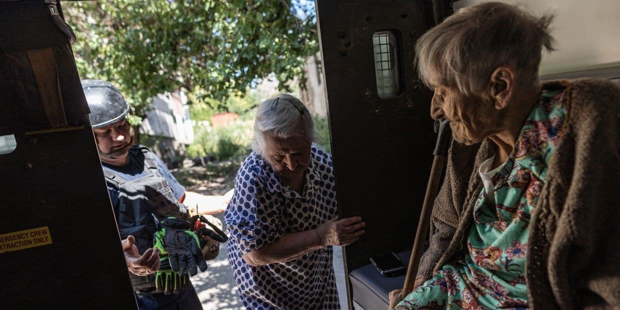 <em>Эвакуация из Константиновки. Фото: Diego Herrera / Anadolu Agency</em>